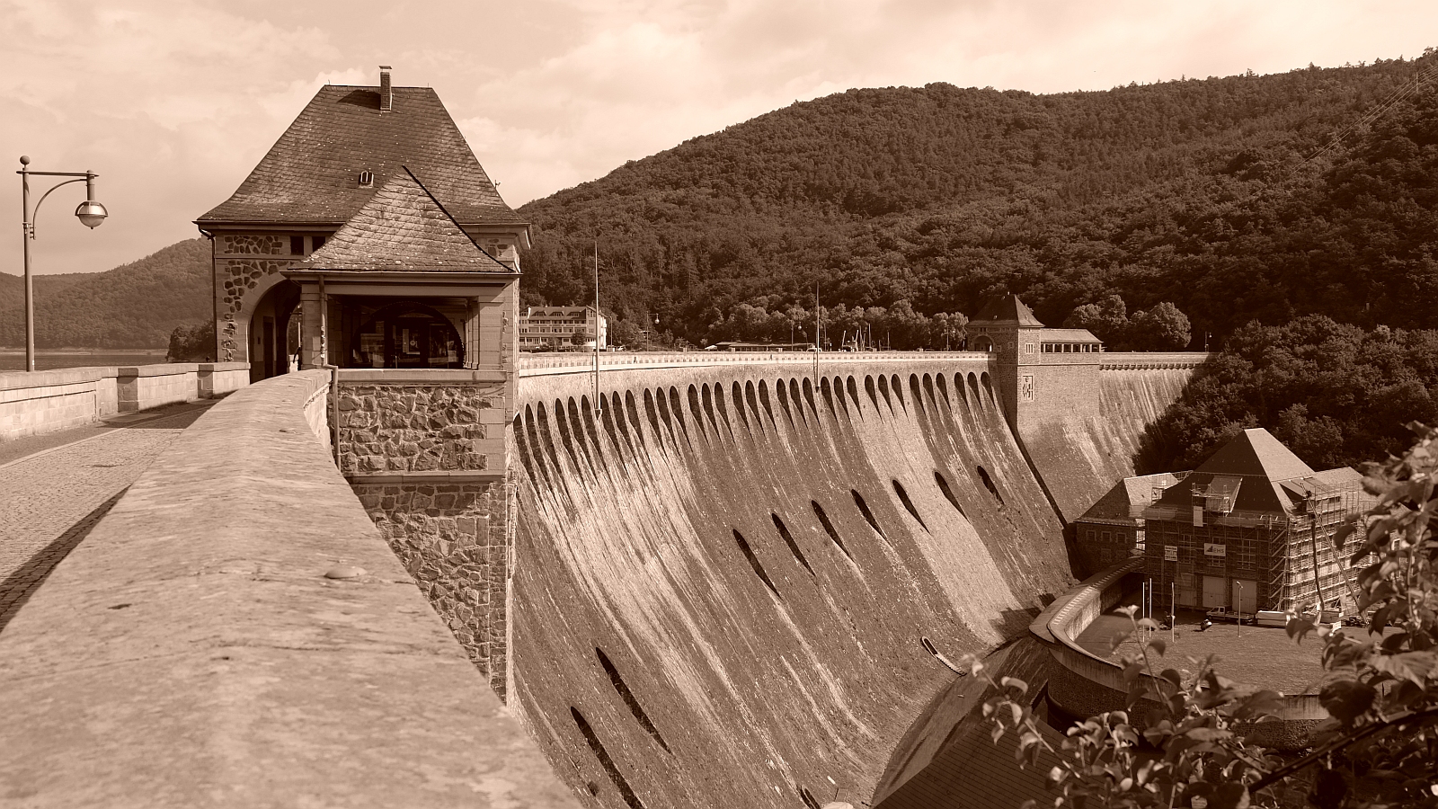 Edersee · Sperrmauer in Sepia im Sommer 2016