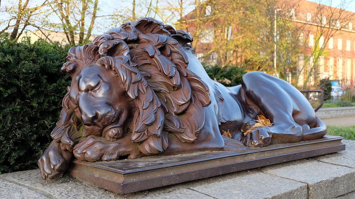 Lübeck - Löwenskulptur beim Holstentor (links)